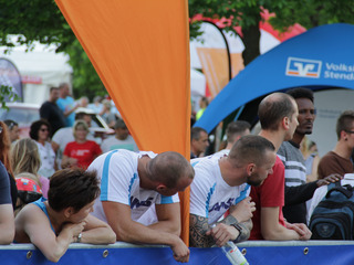 Solidarität statt Konkurrenzdenken bei den Kollegen von AMS. Nach dem Lauf ist anfeuern angesagt.