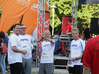 Ausgelassene Stimmung bei den Kollegen nach dem Lauf