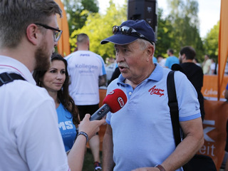 Wilfried Balle spricht dem Radiomoderator seine Freude über das Engagement der Kollegen aus.